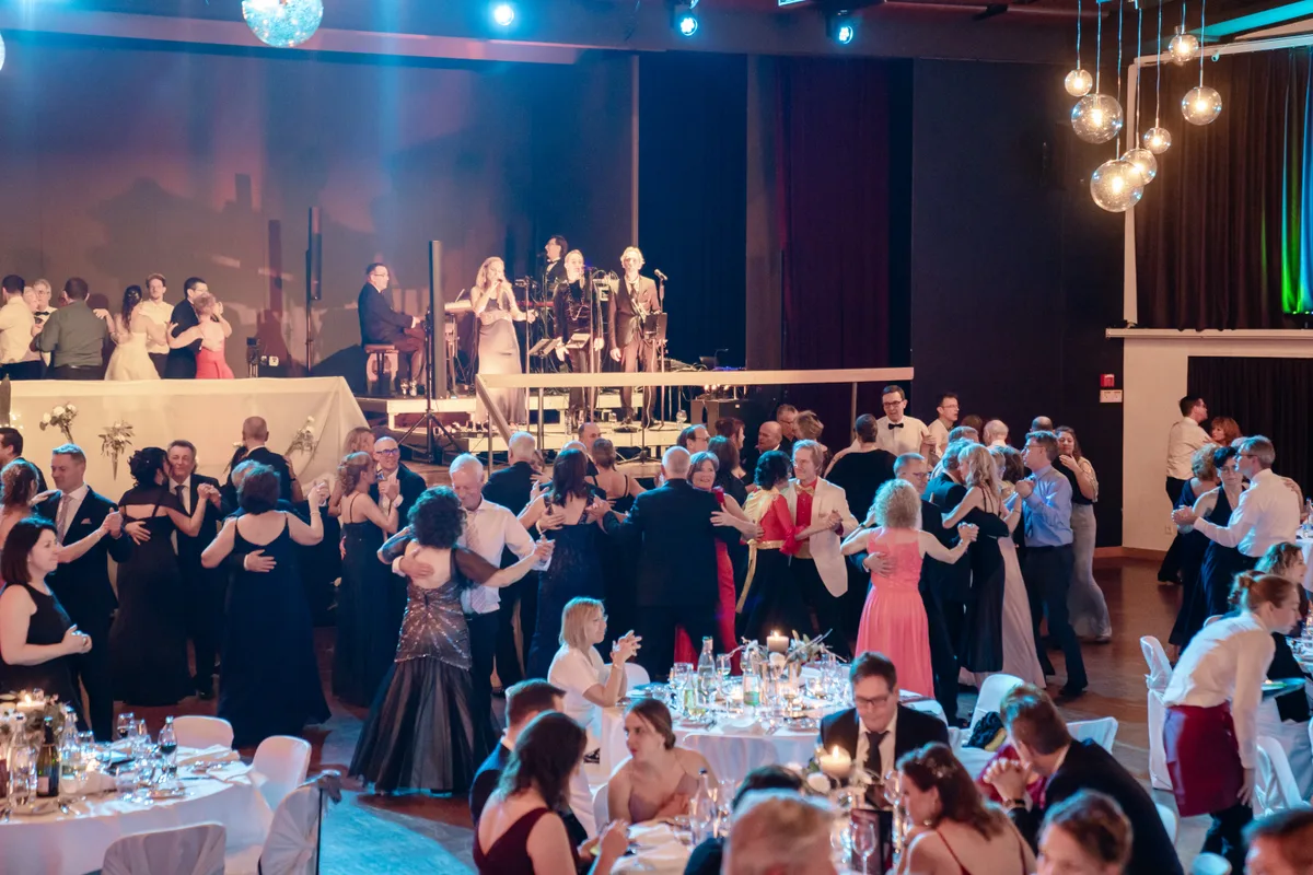 «Als ob man fliegen würde»: Am Neujahrsball im Stadthofsaal kamen die Tanzwütigen voll auf ihre Kosten. Tanzende Menschen in einem Festsaal.